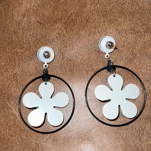 Black and White Metal Mod Retro Daisy Dangle Post & Clutch Earrings - Picture 10 of 13